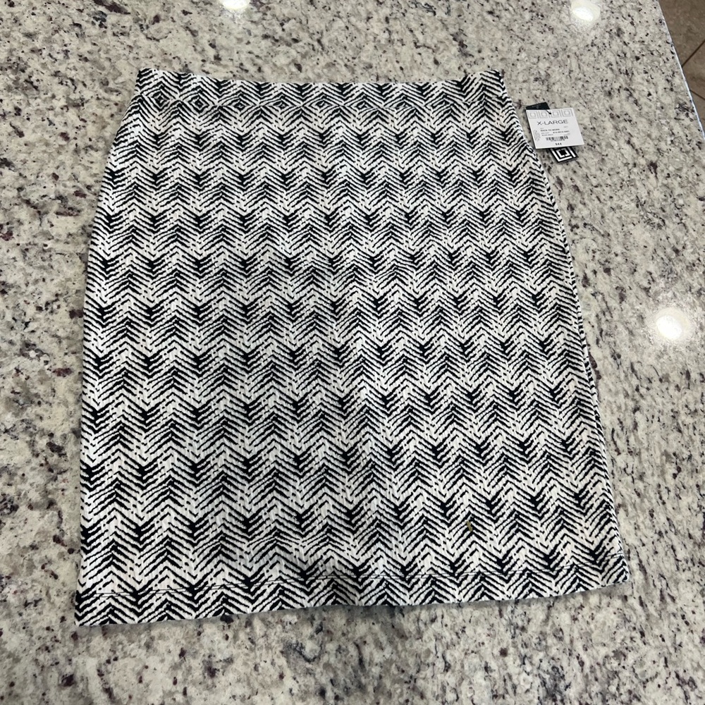 Liz Claiborne XL pull on skirt white and black